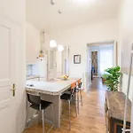 Apartmán Api Flat *